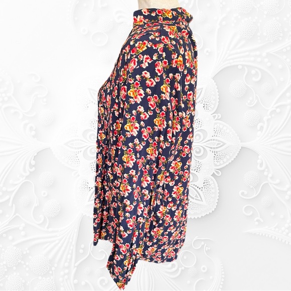 Woman Within Floral Blouse - Picture 3 of 7